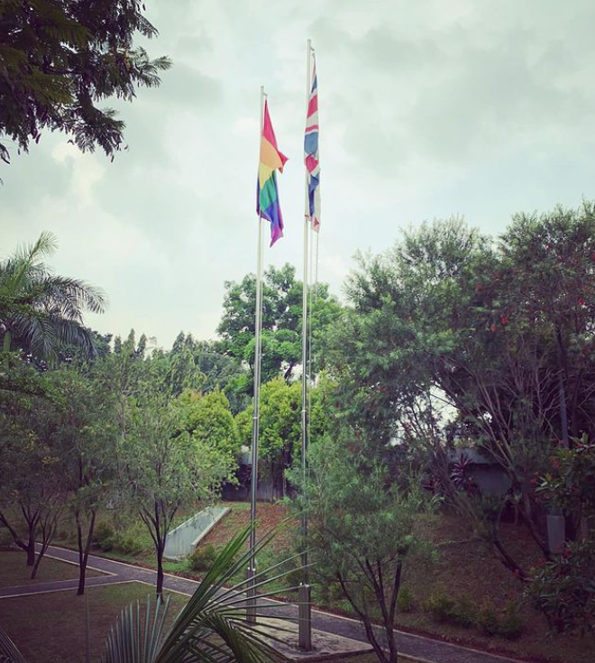 Kemenlu Indonesia akan Panggil Dubes Inggris karena Pasang Bendera LGBT